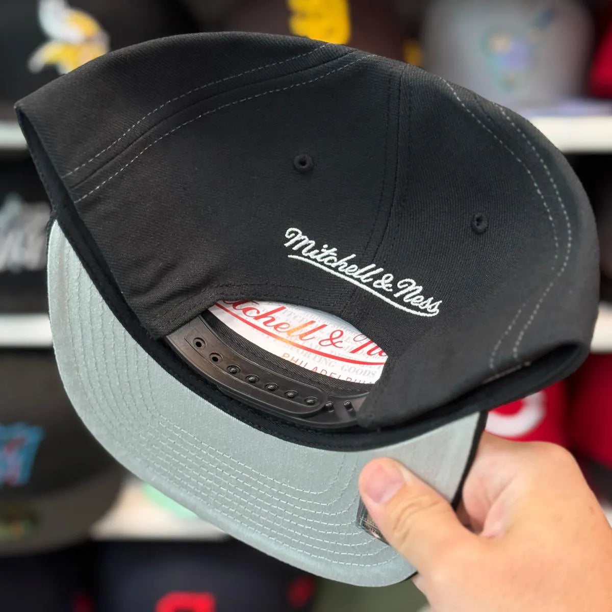 Anaheim Ducks 'Logo Wrap Inaugural Season' Black/White Mitchell & Ness Snapback - Product Image