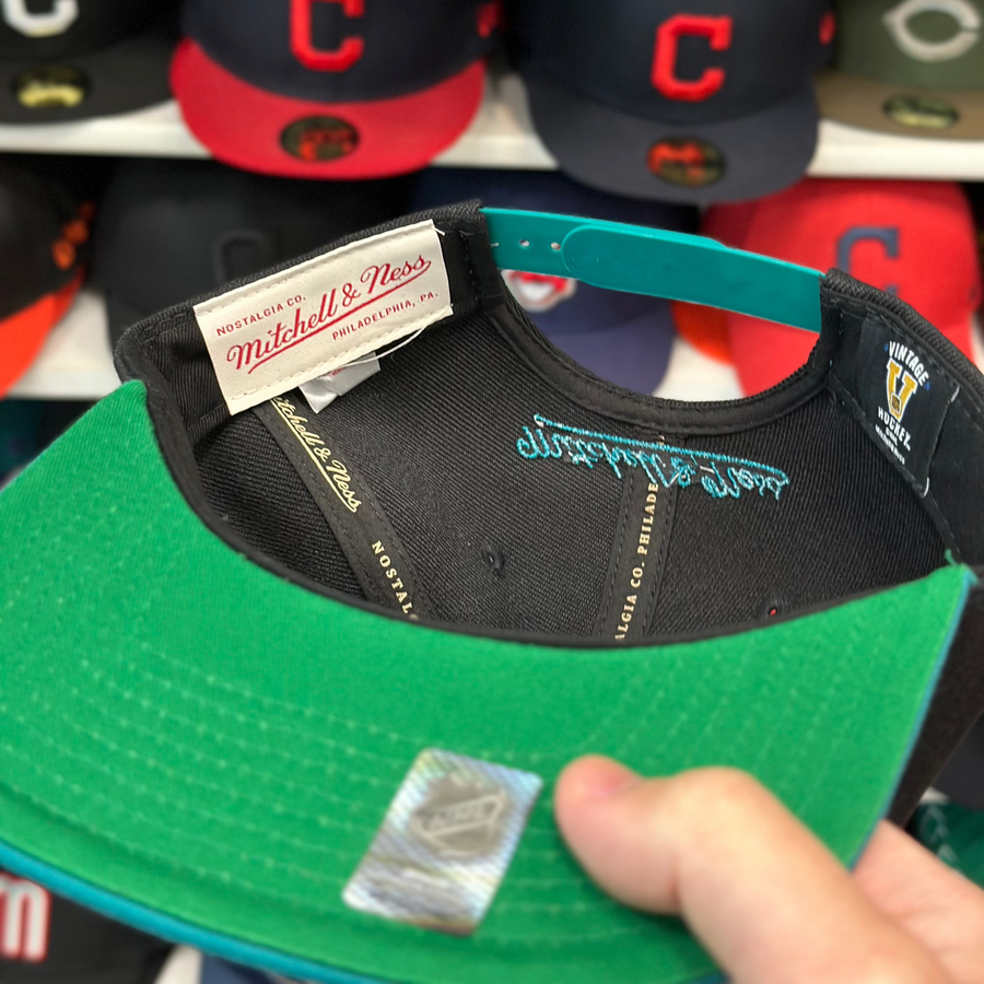 Anaheim Ducks 'Scratched Logo' Black/Teal Mitchell & Ness Snapback - Product Image