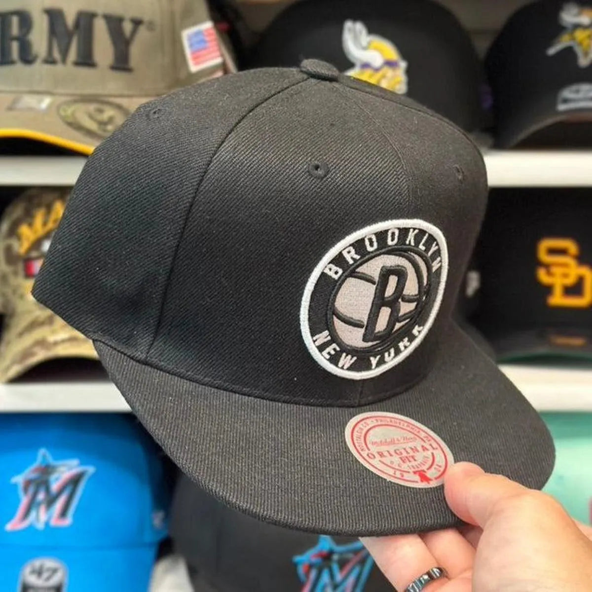 Brooklyn Nets Black/White Mitchell & Ness Snapback - Product Image