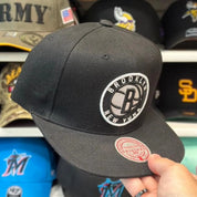 Brooklyn Nets Black/White Mitchell & Ness Snapback - Product Image