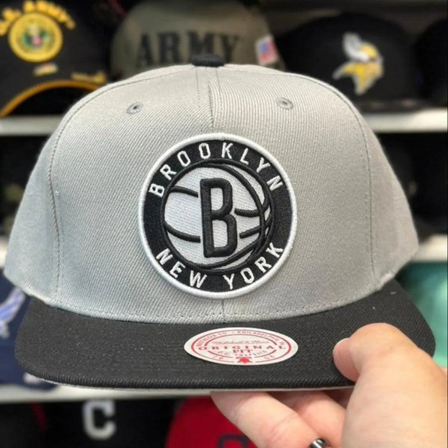 Brooklyn Nets Gray/Black Mitchell & Ness Snapback - Product Image