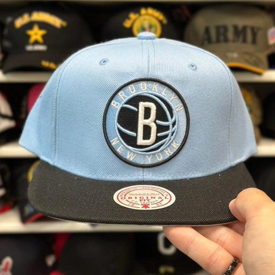 Brooklyn Nets Silver/Black Mitchell & Ness Snapback - Product Image