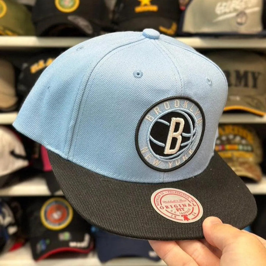 Brooklyn Nets Silver/Black Mitchell & Ness Snapback - Product Image