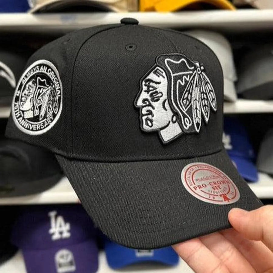 Chicago Blackhawks '75th Anniversary' Black/White Mitchell & Ness Snapback - Product Image