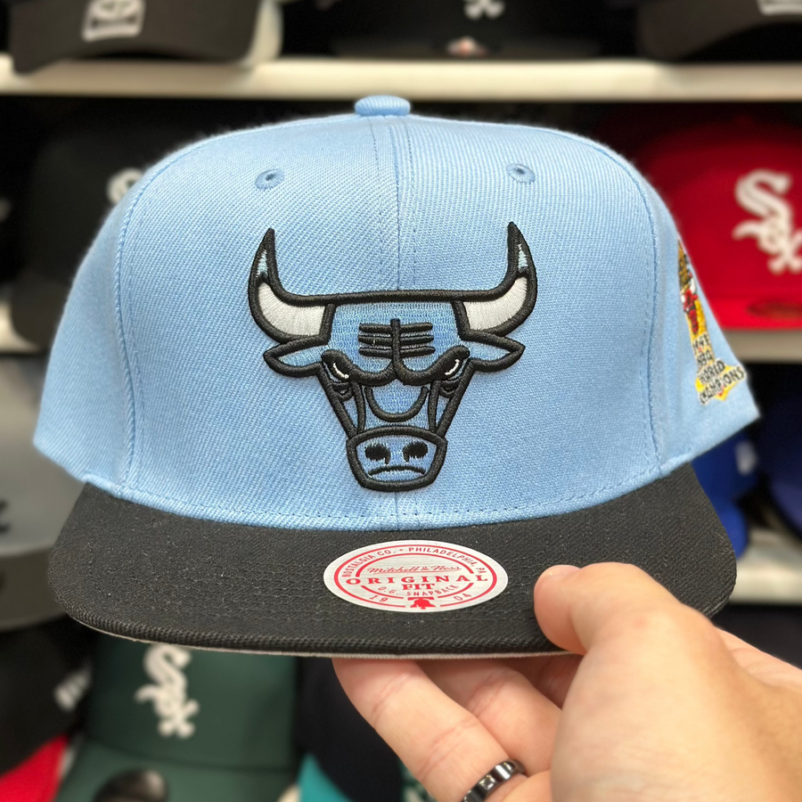 Chicago Bulls Baby Blue/Black Mitchell & Ness Snapback - Product Image