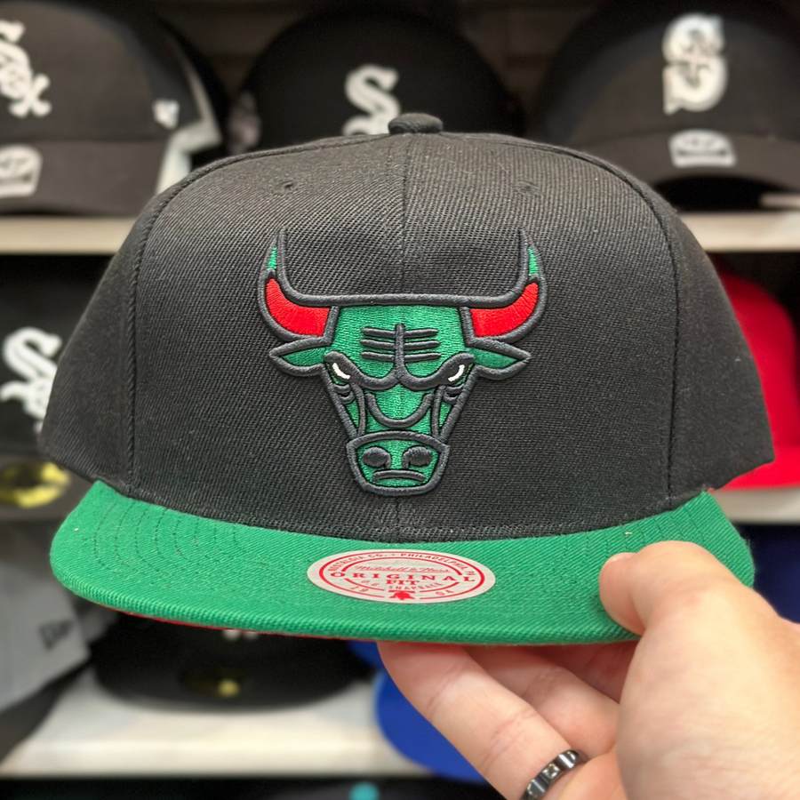 Chicago Bulls Black/Green Mitchell & Ness Snapback - Product Image