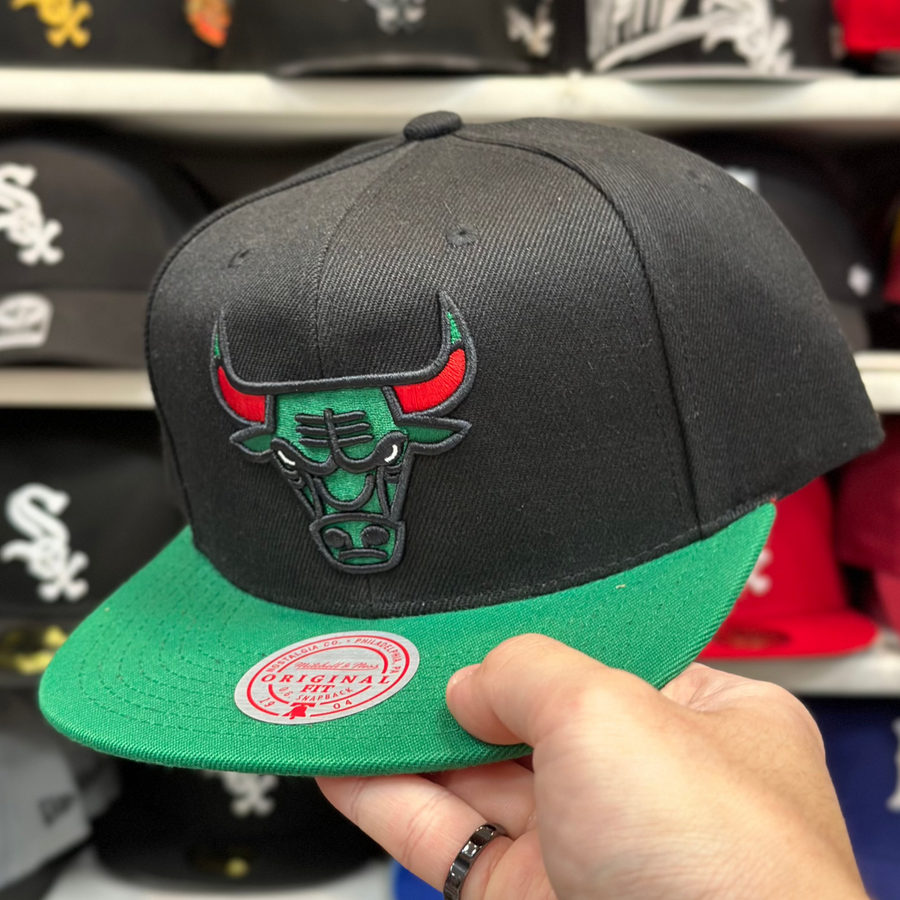 Chicago Bulls Black/Green Mitchell & Ness Snapback - Product Image