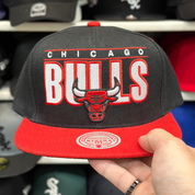Chicago Bulls Black/Red Vintage Mitchell & Ness Snapback - Product Image
