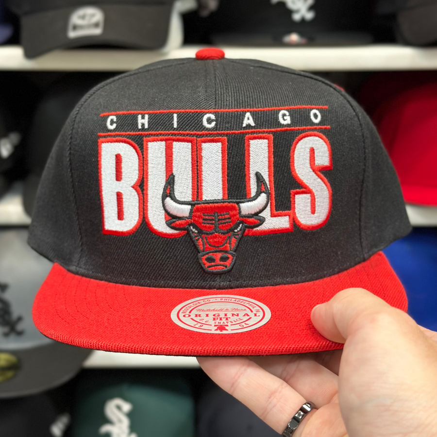 Chicago Bulls Black/Red Vintage Mitchell & Ness Snapback - Product Image