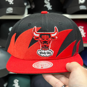 Chicago Bulls Black/Red Vintage Mitchell & Ness Snapback - Product Image