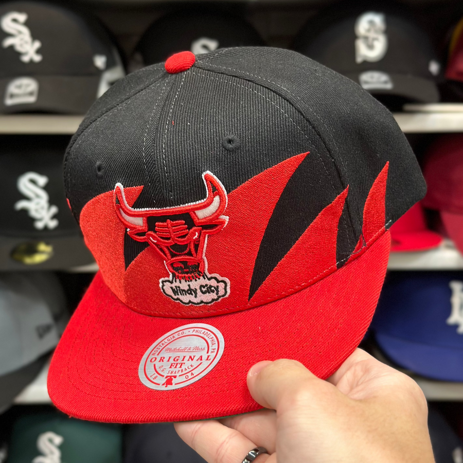 Chicago Bulls Black/Red Vintage Mitchell & Ness Snapback - Product Image