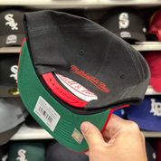 Chicago Bulls Black/Red Vintage Mitchell & Ness Snapback - Product Image