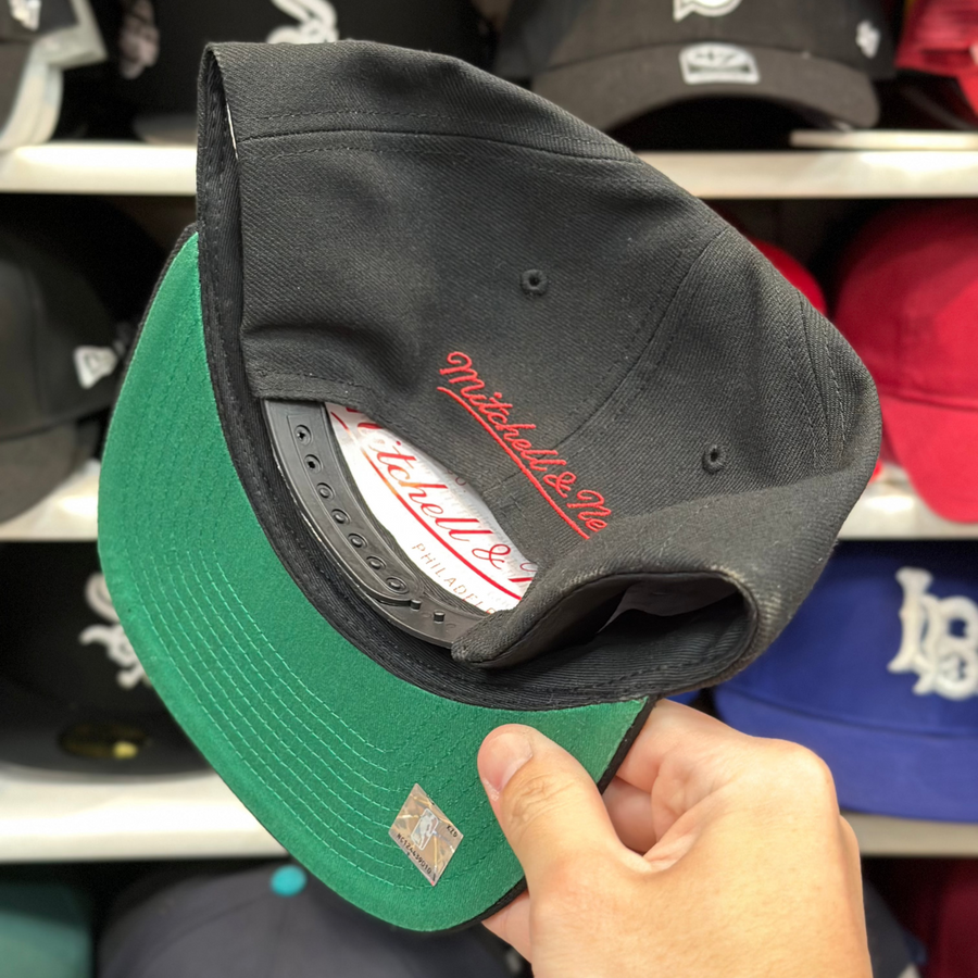 Chicago Bulls 'Echo Logo' Black Mitchell & Ness Snapback - Product Image