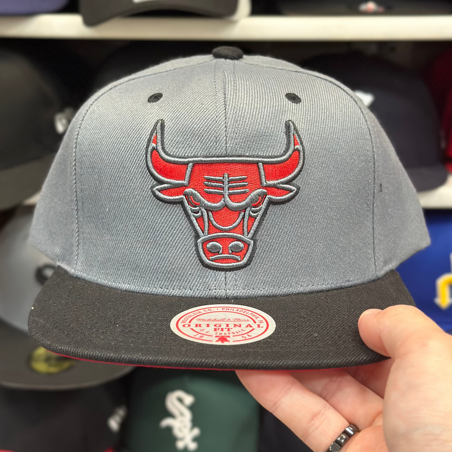 Chicago Bulls Gray/Black Mitchell & Ness Snapback - Product Image