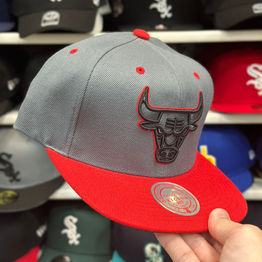 Chicago Bulls Gray/Red Mitchell & Ness Snapback - Product Image
