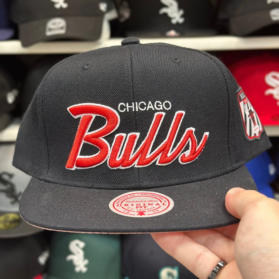 Chicago Bulls 'Script Logo' Black/Red Mitchell & Ness Snapback - Product Image