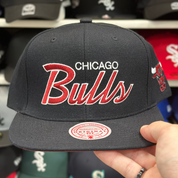 Chicago Bulls 'Script Logo' Black/Red Mitchell & Ness Snapback - Product Image