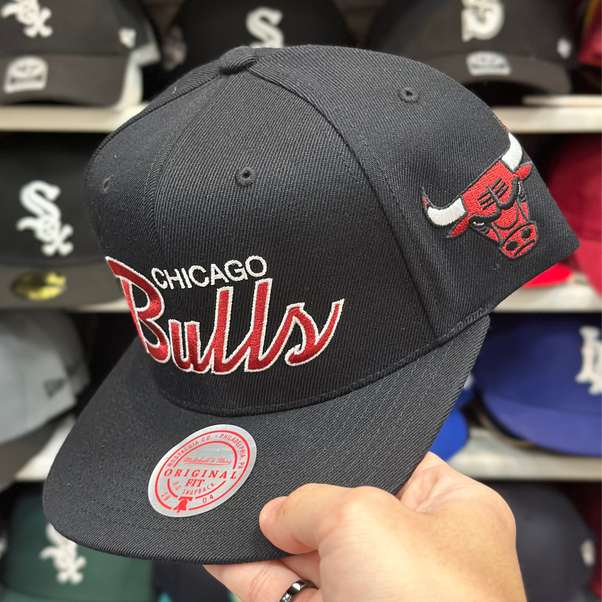 Chicago Bulls 'Script Logo' Black/Red Mitchell & Ness Snapback - Product Image