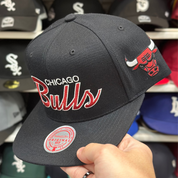 Chicago Bulls 'Script Logo' Black/Red Mitchell & Ness Snapback - Product Image