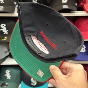 Chicago Bulls 'Script Logo' Black/Red Mitchell & Ness Snapback - Product Image