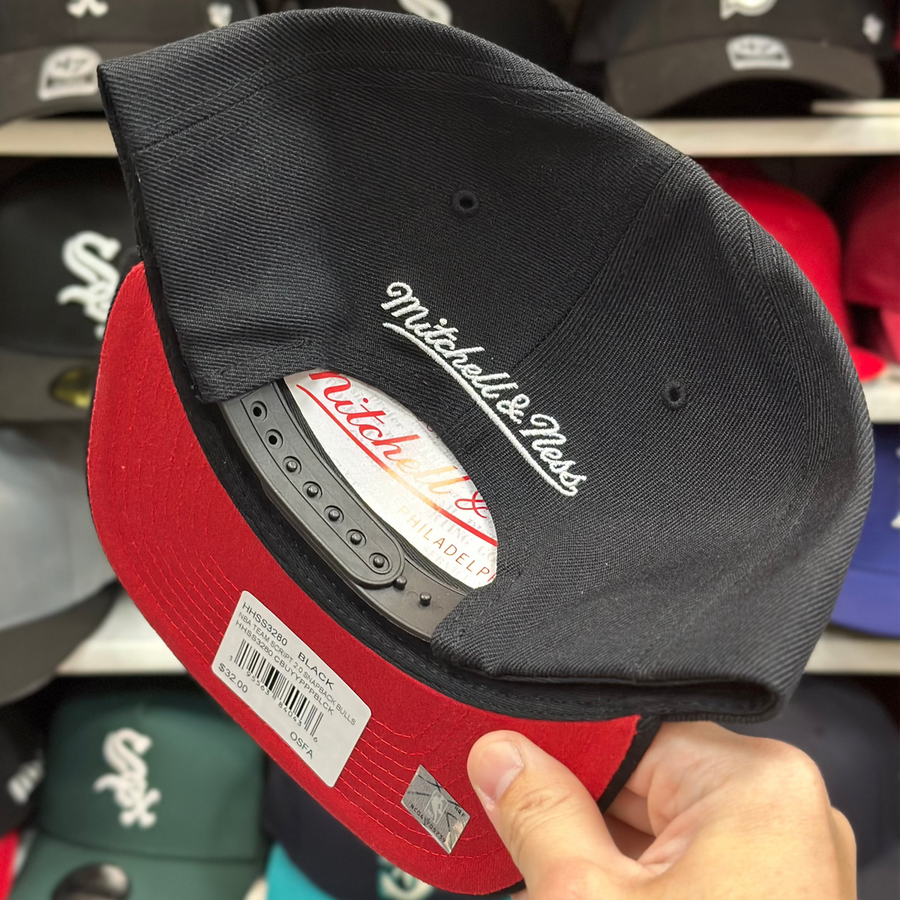 Chicago Bulls 'Script Logo' Black/Red Mitchell & Ness Snapback - Product Image
