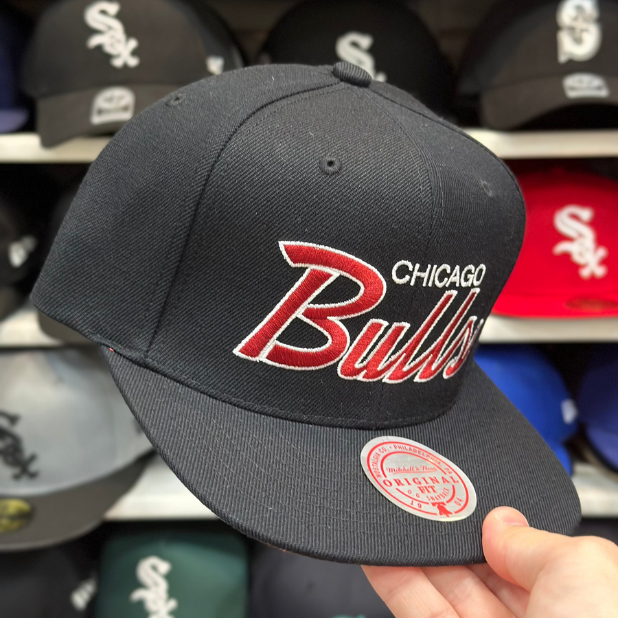 Chicago Bulls 'Script Logo' Black/Red Mitchell & Ness Snapback - Product Image