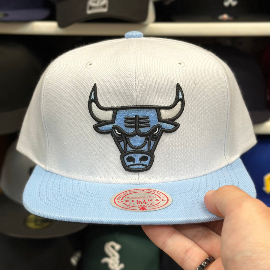Chicago Bulls White/Black Mitchell & Ness Snapback - Product Image