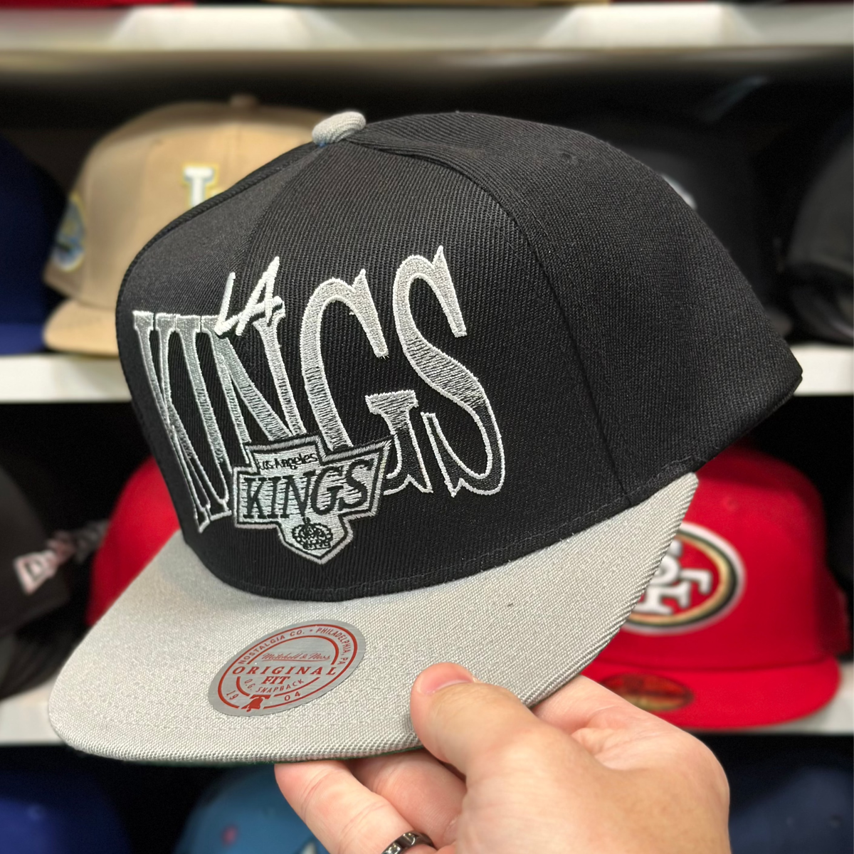 Los Angeles Kings 'Scratched Logo' Black/Gray Mitchell & Ness Snapback - Product Image