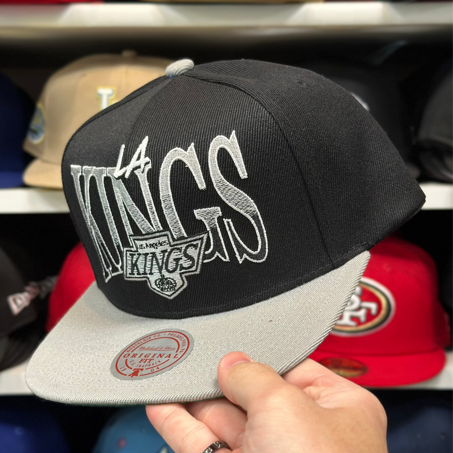 Los Angeles Kings 'Scratched Logo' Black/Gray Mitchell & Ness Snapback - Product Image