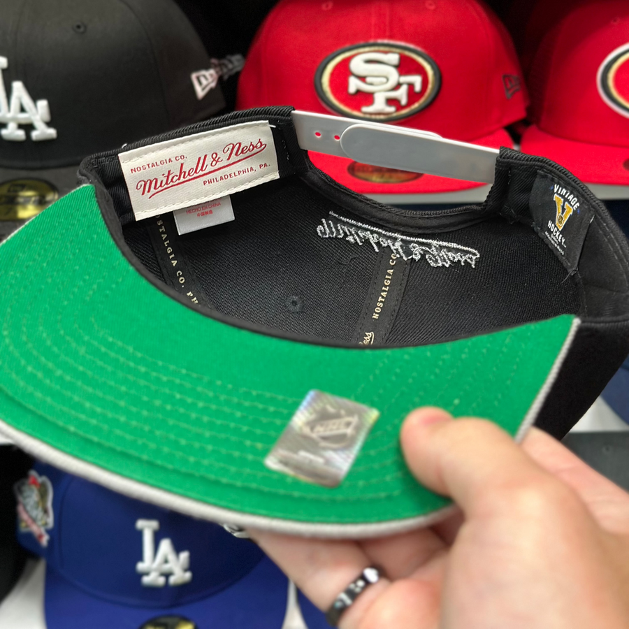 Los Angeles Kings 'Scratched Logo' Black/Gray Mitchell & Ness Snapback - Product Image