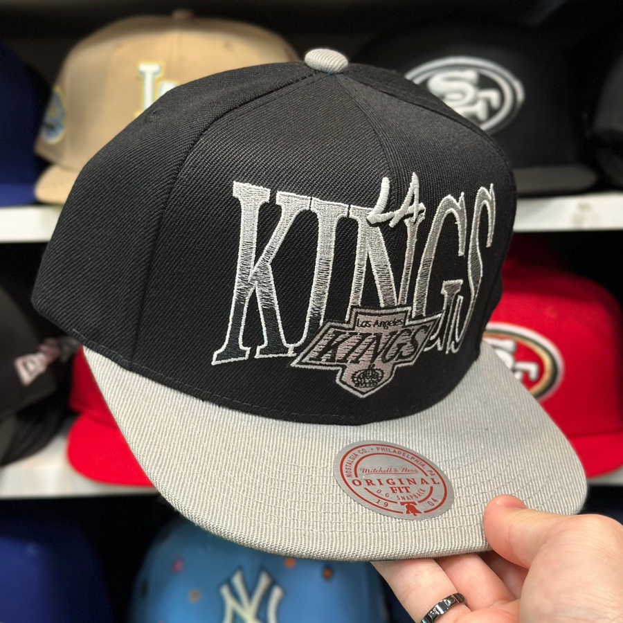 Los Angeles Kings 'Scratched Logo' Black/Gray Mitchell & Ness Snapback - Product Image