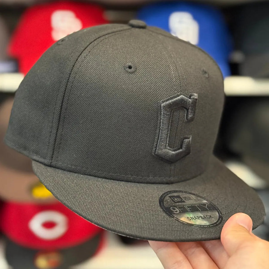 New Era Cleveland Guardians Black/Black 9FIFTY Snapback - Product Image