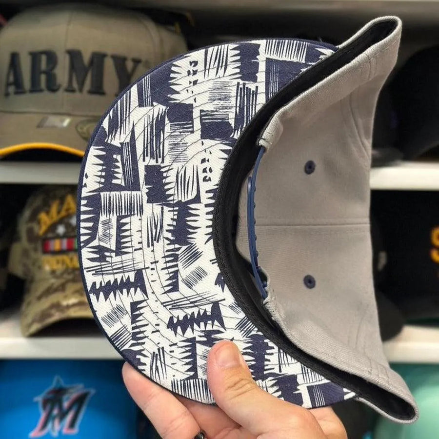 New Era Georgetown Hoyas NCAA Silver/Navy 9FIFTY Snapback - Product Image