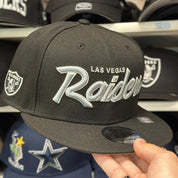 New Era Las Vegas Raiders 'Script Logo' Black/Silver 9FIFTY Snapback - Product Image