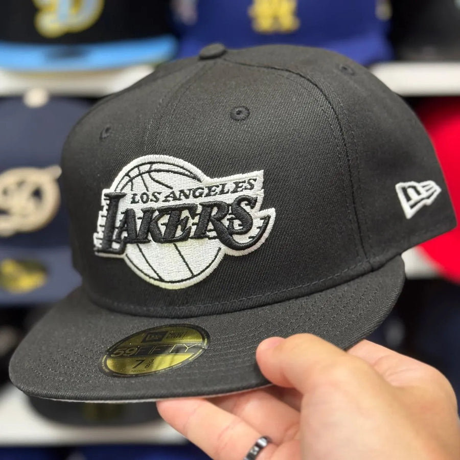 New Era Los Angeles Lakers Black/White 59FIFTY Fitted Hat - Product Image