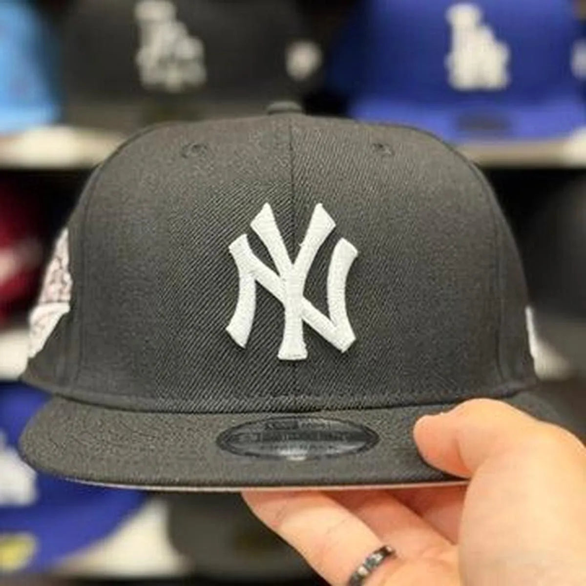 New Era New York Yankees '1996 World Series' Black 9FIFTY Snapback | Pink Paisley Under Brim - Product Image