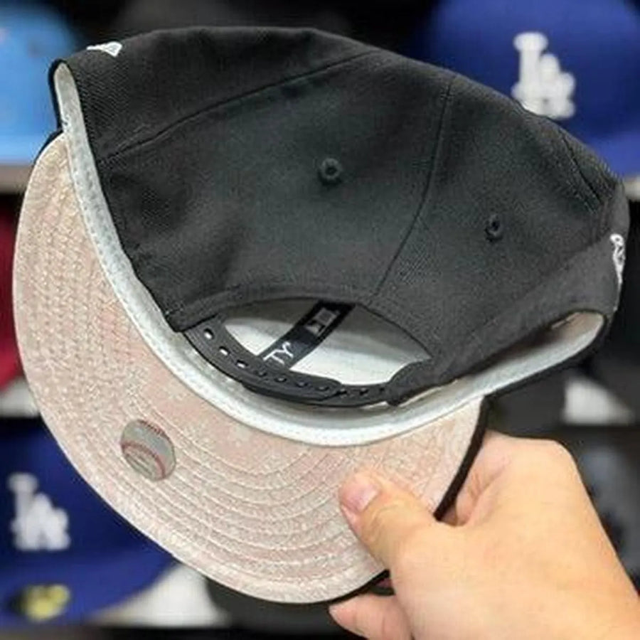 New Era New York Yankees '1996 World Series' Black 9FIFTY Snapback | Pink Paisley Under Brim - Product Image