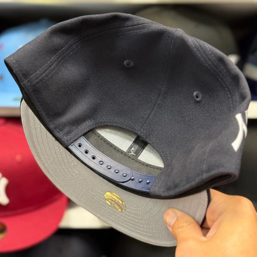 New Era New York Yankees 'Old English Font' Black/White 9FIFTY Snapback - Product Image