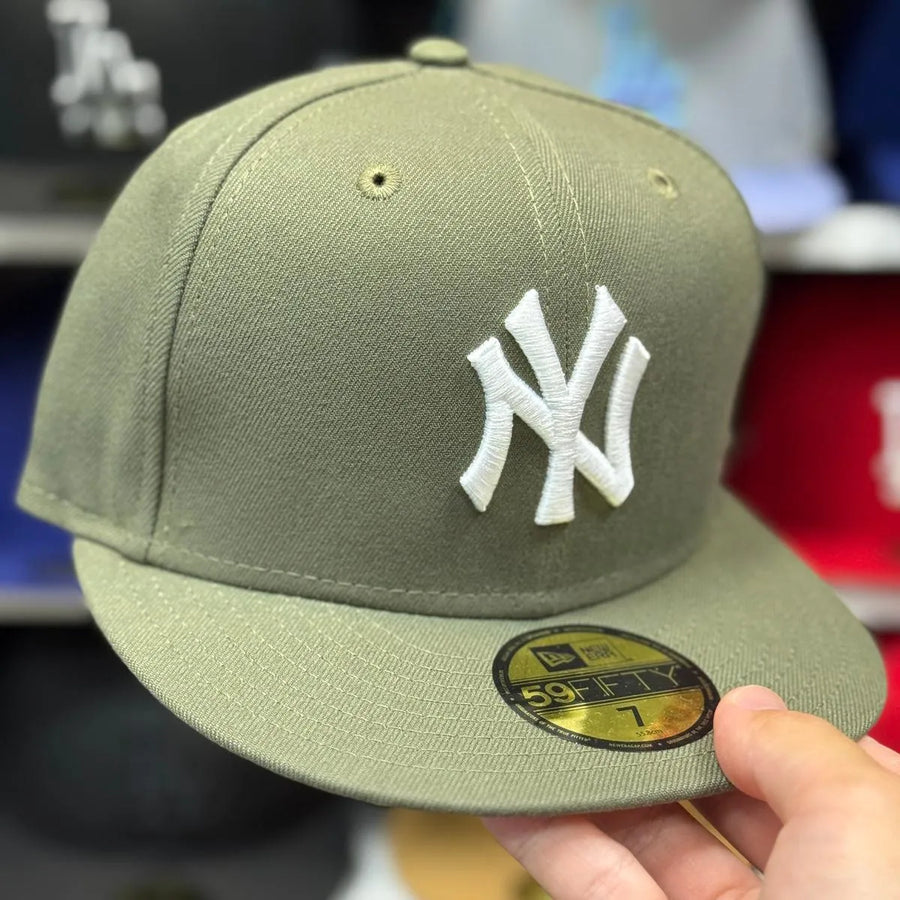 New Era New York Yankees Olive/White 59FIFTY Fitted Hat - Product Image
