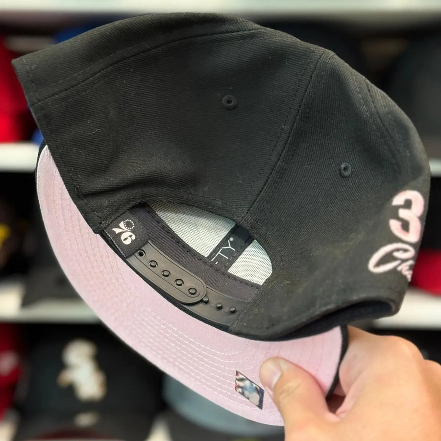 New Era Philadelphia 76ers '3x NBA Champions' Black/Pink 9FIFTY Snapback - Product Image