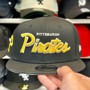 New Era Pittsburgh Pirates 'Script Logo' Black/Yellow 9FIFTY Snapback - Product Image