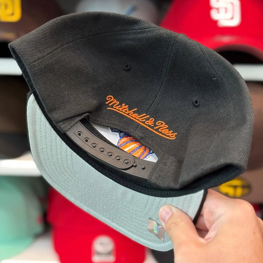 New York Knicks Black Mitchell & Ness Snapback - Product Image