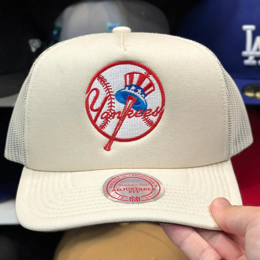 New York Yankees Creme Mitchell & Ness Trucker Snapback - Product Image