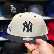 New York Yankees Creme/Black Mitchell & Ness Snapback - Product Image