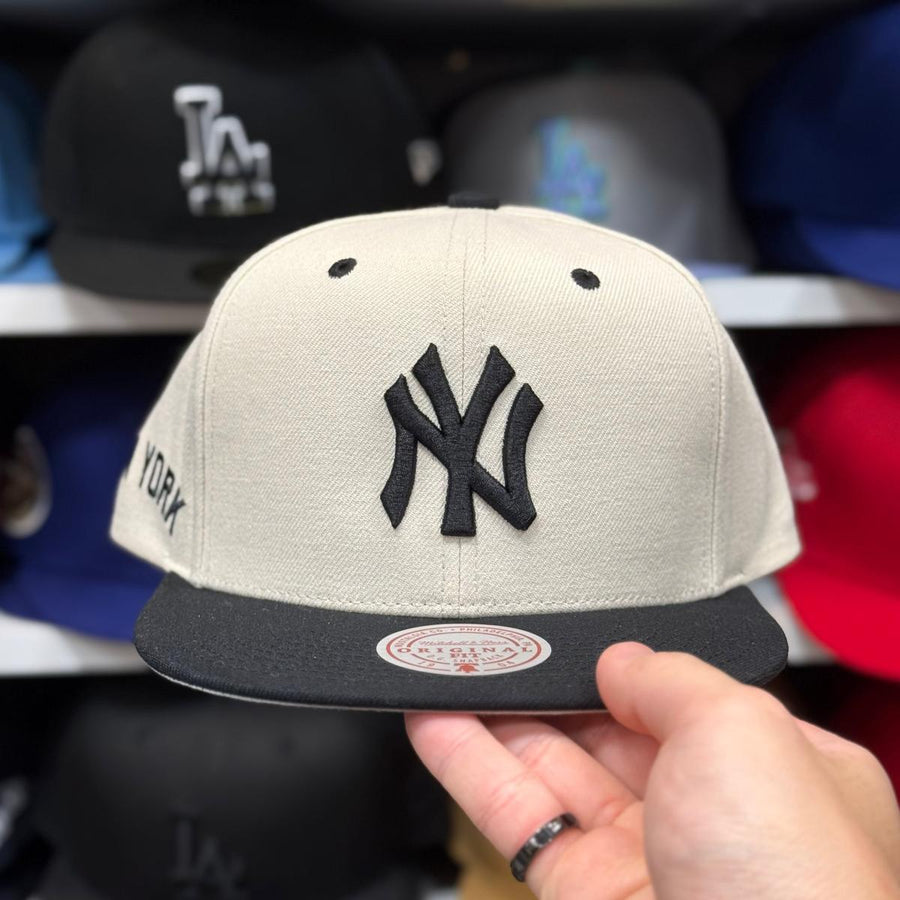 New York Yankees Creme/Black Mitchell & Ness Snapback - Product Image