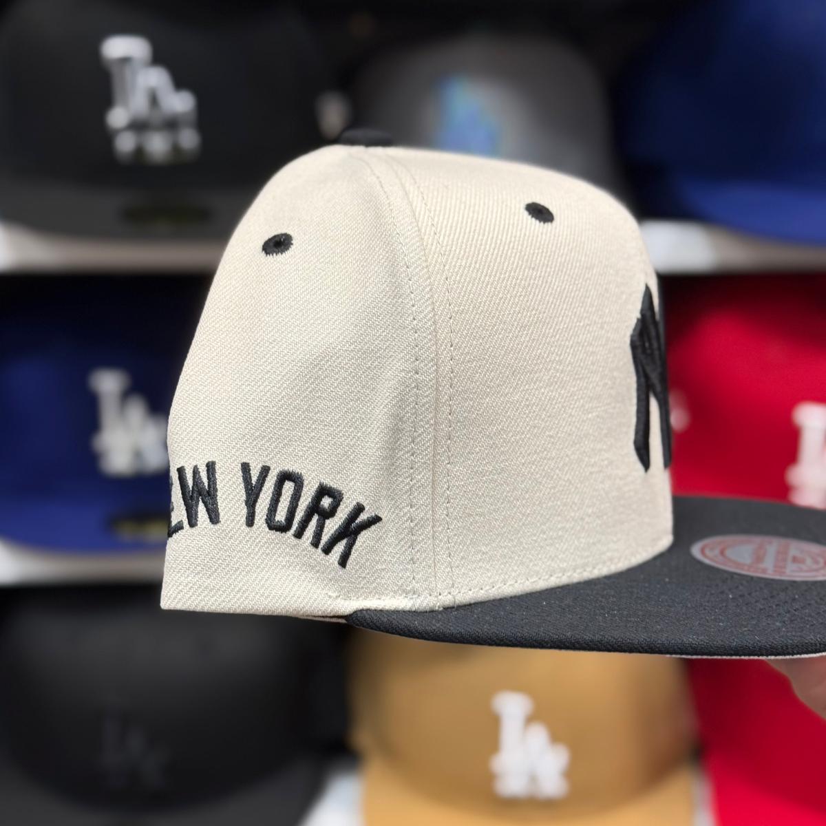 New York Yankees Creme/Black Mitchell & Ness Snapback - Product Image