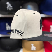 New York Yankees Creme/Black Mitchell & Ness Snapback - Product Image