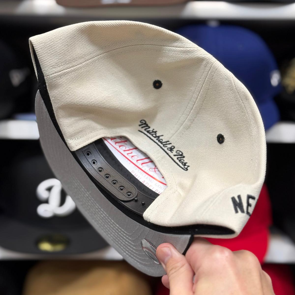 New York Yankees Creme/Black Mitchell & Ness Snapback - Product Image