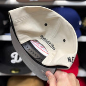 New York Yankees Creme/Black Mitchell & Ness Snapback - Product Image