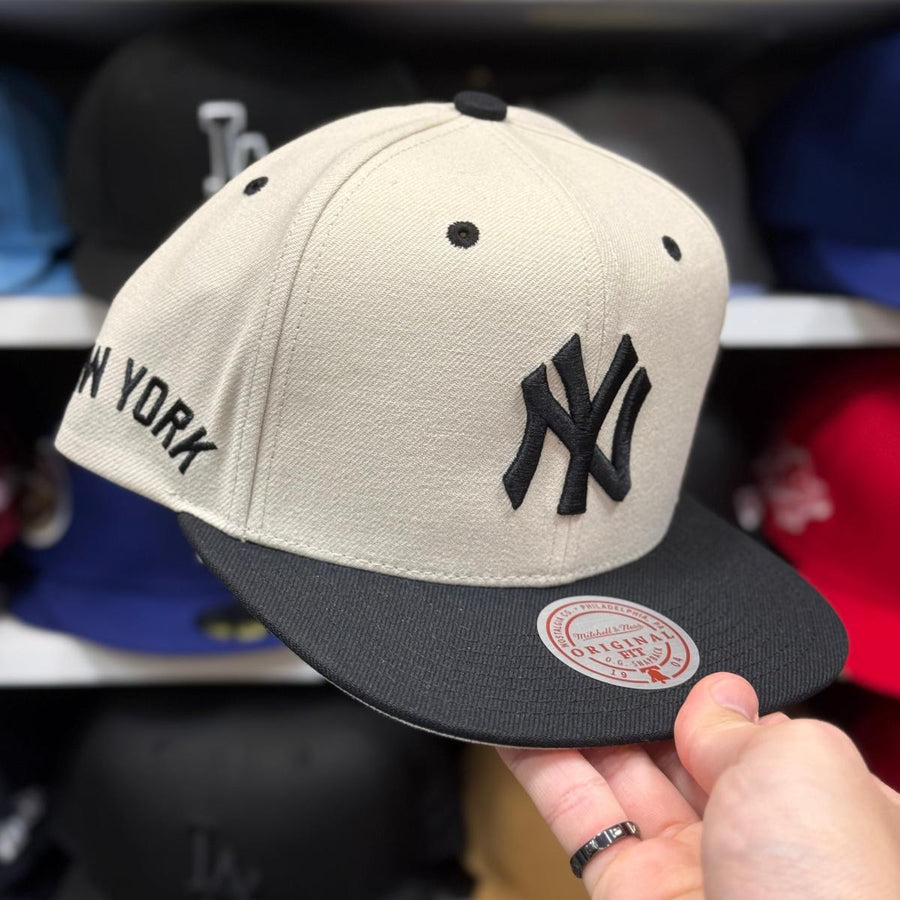 New York Yankees Creme/Black Mitchell & Ness Snapback - Product Image